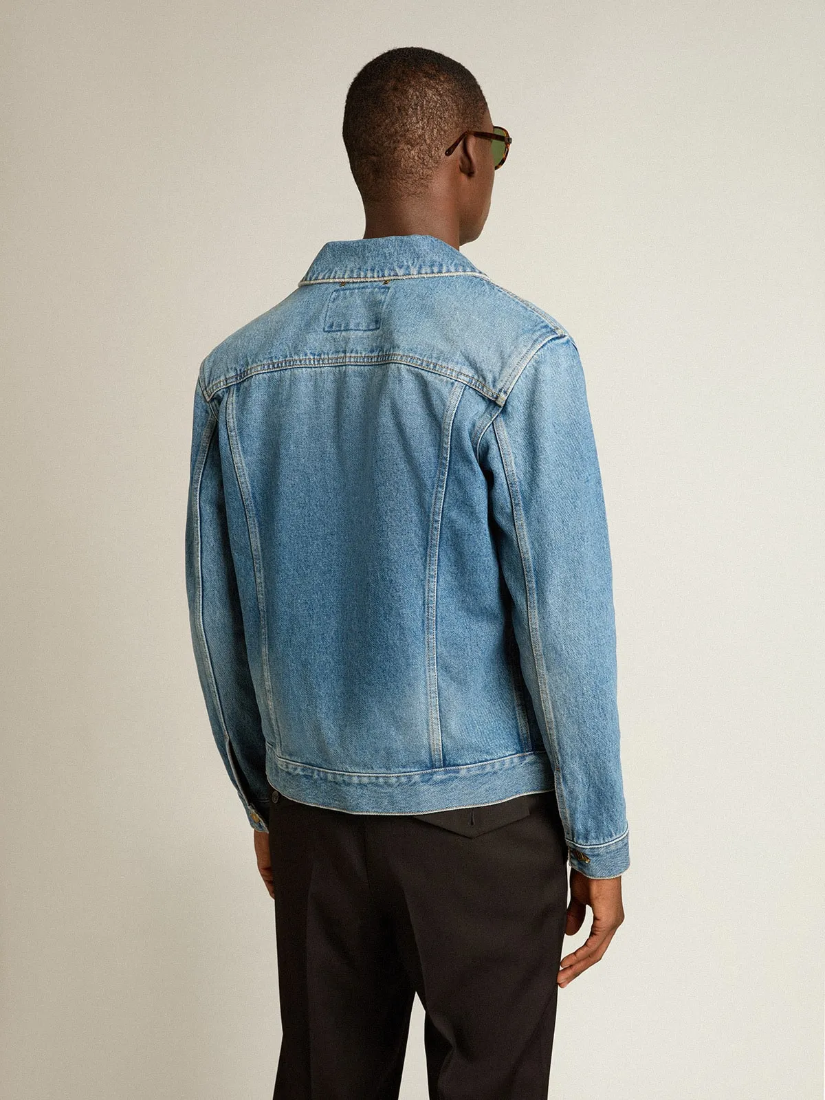 Chaqueta denim con lavado medio para hombre