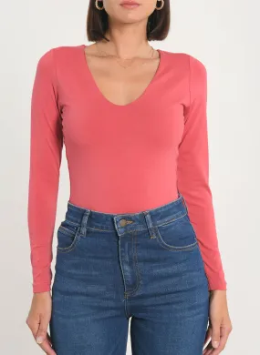 KOOKAI MATHILDA - Camiseta entallada con cuello en V de algodón elástico en rojo