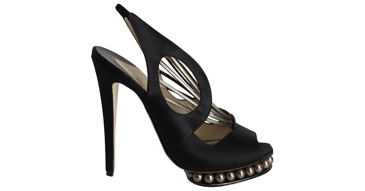 Sandalias con tira trasera y adornos de perlas de Nicholas Kirkwood en satén negro 