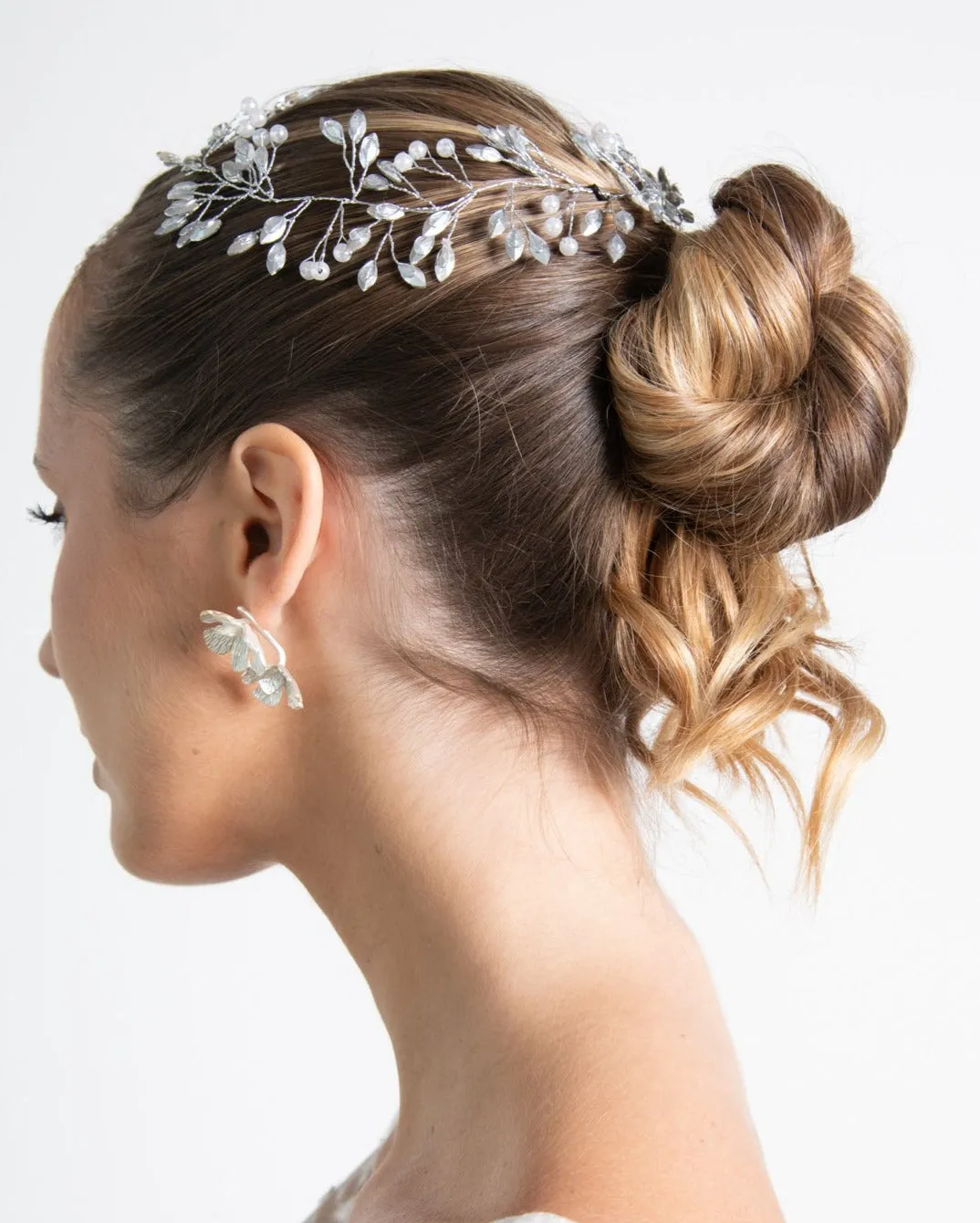 TOCADO DE NOVIA CLARA BRILLOS Y PERLAS BLANCAS HILO PLATEADO